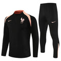 Ensemble France 25/26 noir de la marque Le 12 -ème Maillot, vêtements de sport pour jeunes, avec détails en noir.