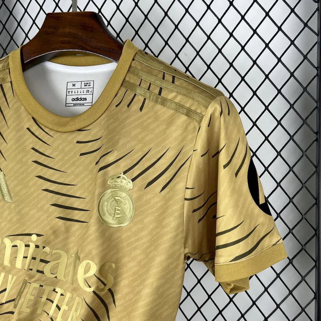 Maillot d'entraînement Real Madrid 2025-26 Le 12-ème Maillot, bleu avec logo et détails de l'équipe sur le devant.