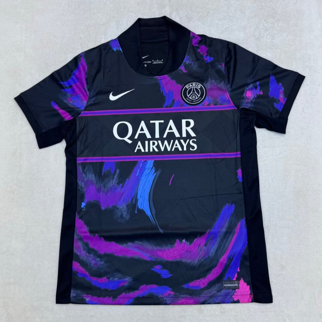 Maillot PSG 25/26 Le 12 -ème Maillot, maillot de football bleu avec logo PSG et détails blancs, vue de face.