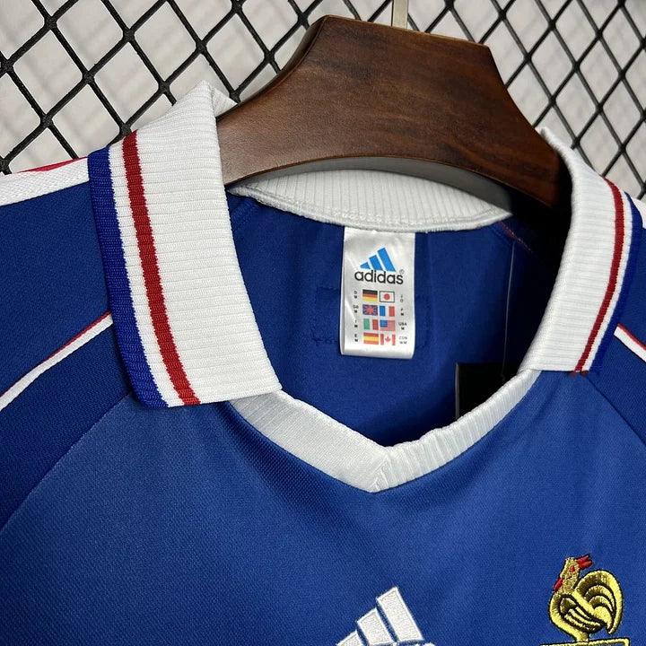Maillot France rétro 1998 de la saison, le 12 -ème Maillot, vue de face avec détails du design bleu, blanc et rouge.