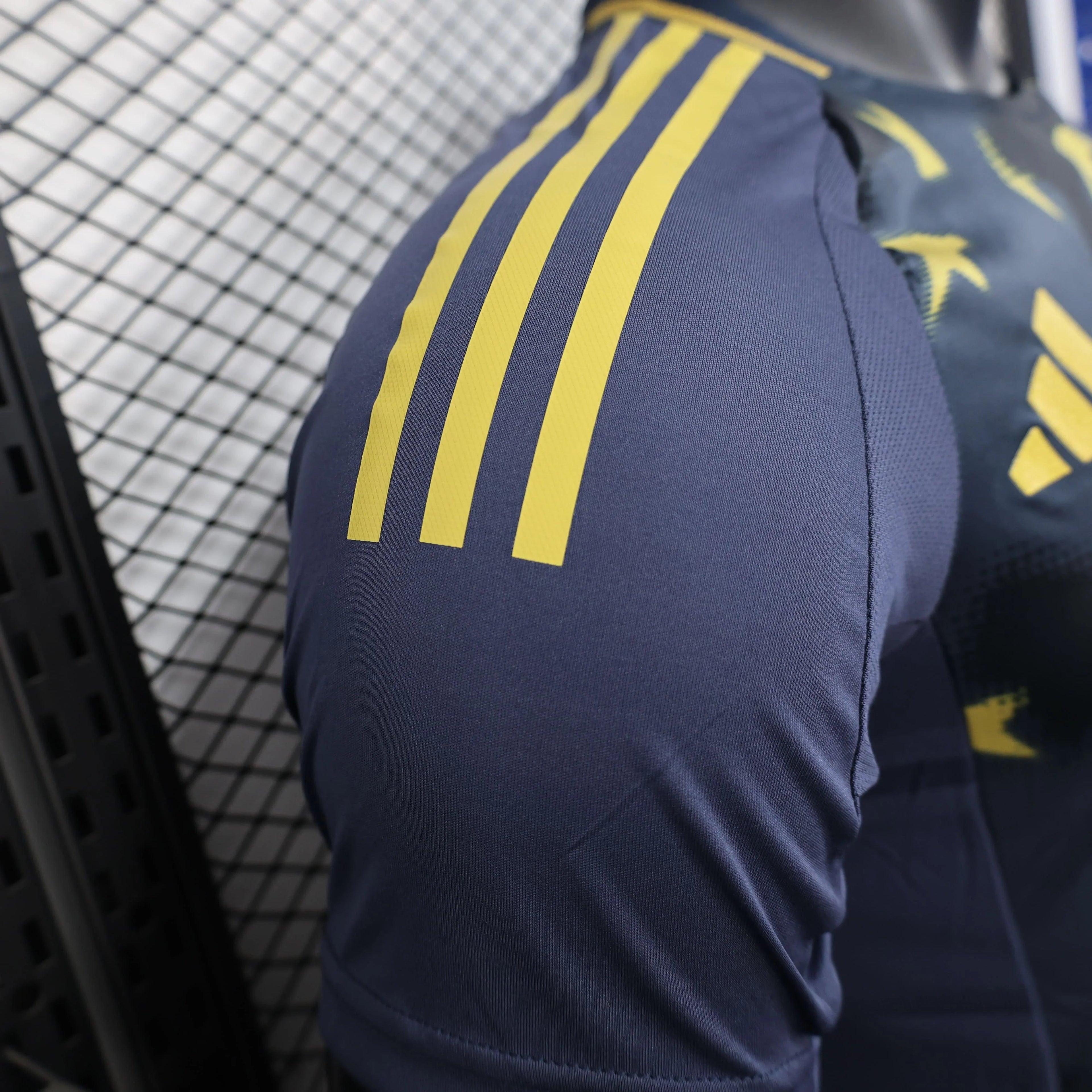 Maillot Boca Juniors 2025-2026 Le 12 -ème Maillot, maillot de football bleu et jaune avec logo du club.