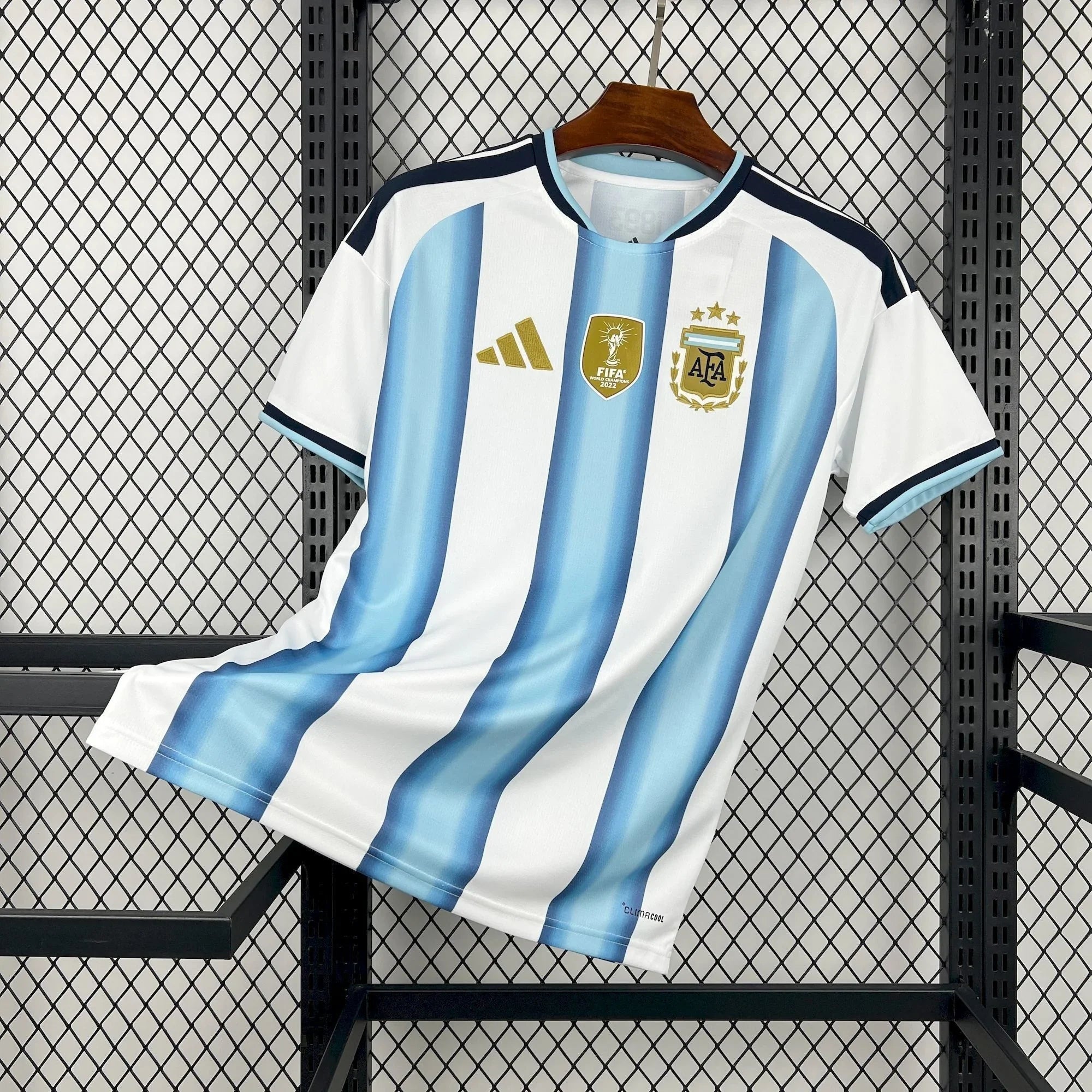 Maillot de football Argentine Coupe du monde 2026 Le 12 -ème Maillot, maillot bleu avec détails argentés, vue de face.