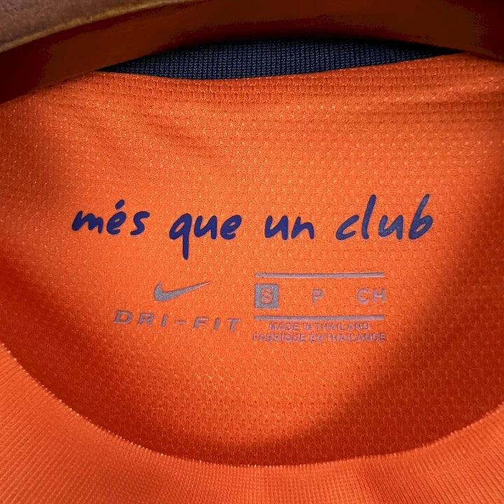 Maillot de football FC Barcelone 2012-2013 rétro, Le 12-ème Maillot, vue de face avec logo et détails du logo blaugrana