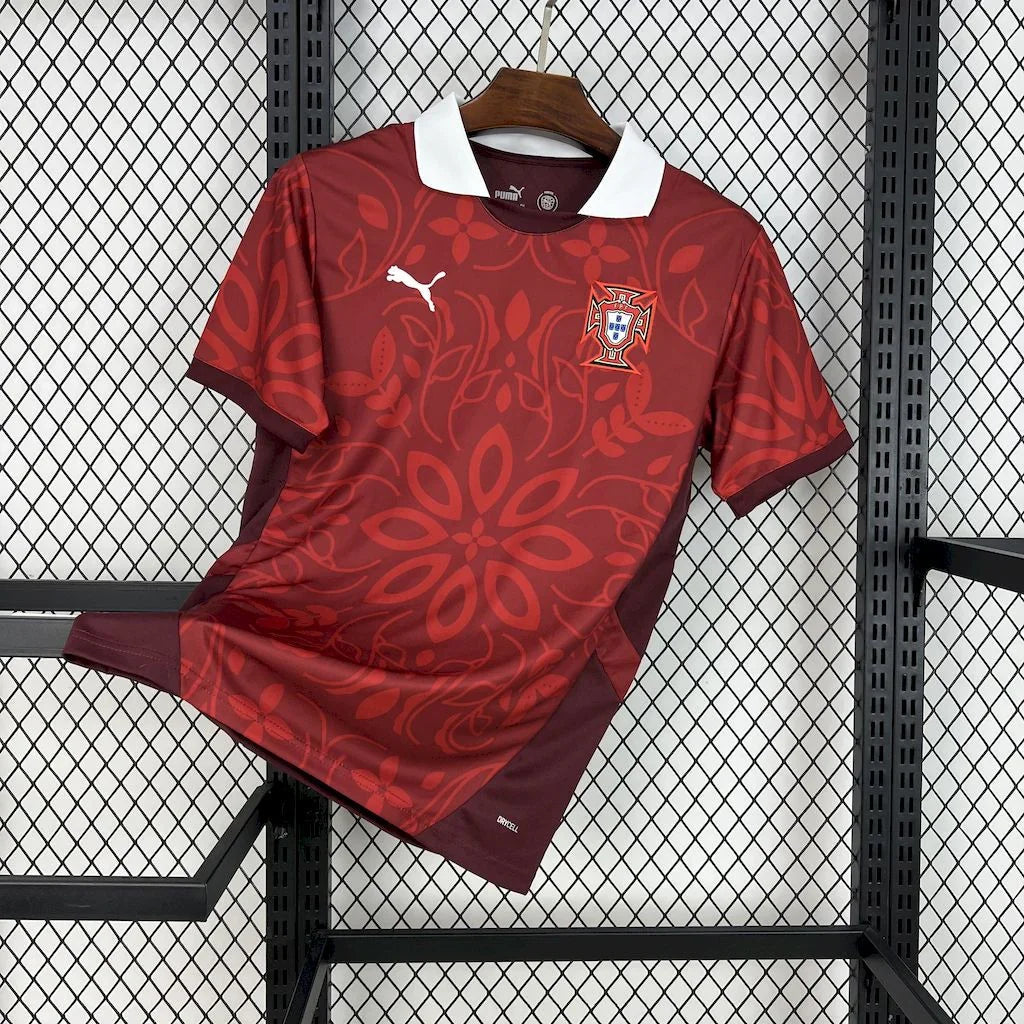 Maillot Portugal d'entraînement 2025-26 de la marque Le 12 -ème Maillot, vue de face, avec logo et design coloré.