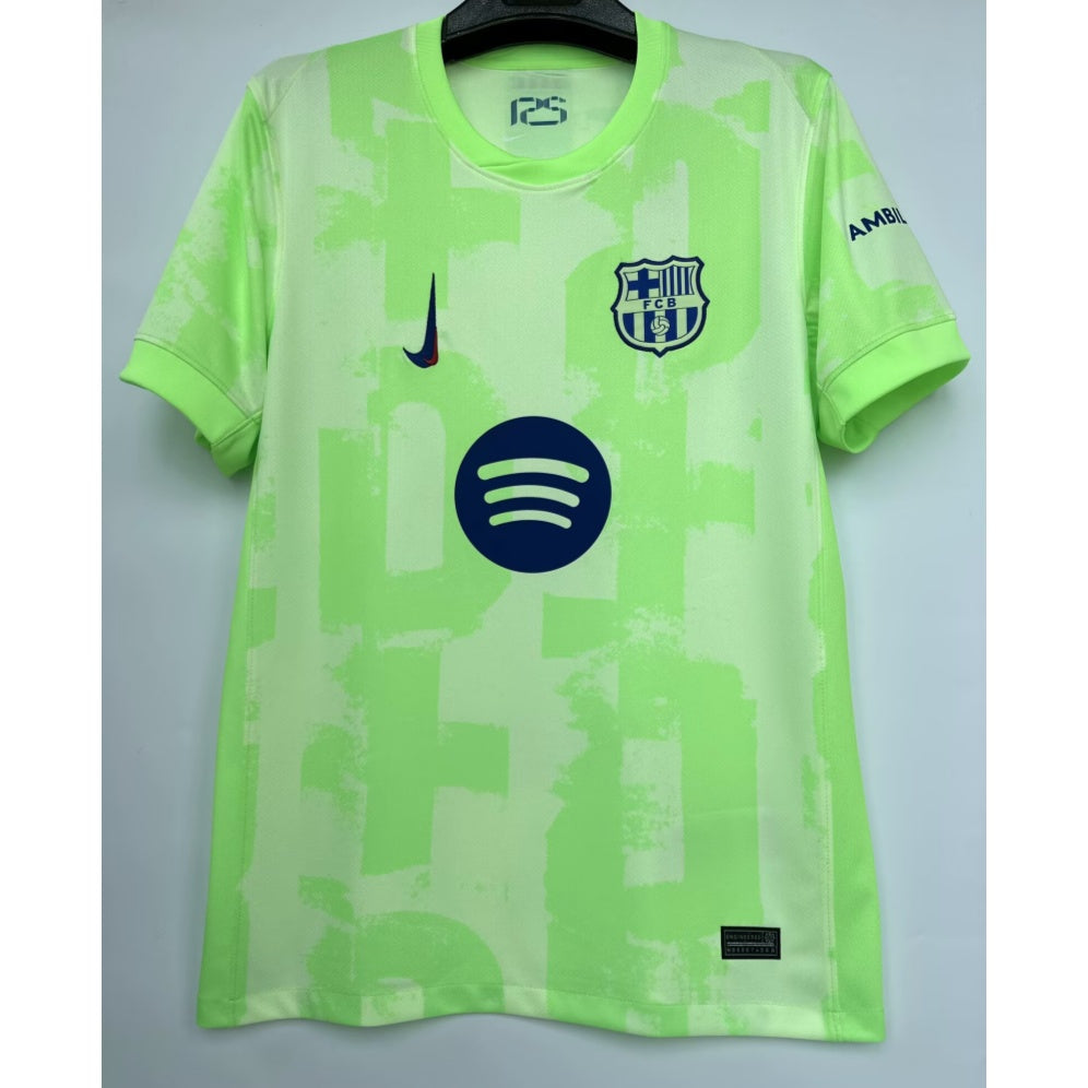 Maillot de football Barcelone 24/25 vert spécial de la marque Le 12-ème, vue en gros plan avec détails du design.