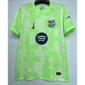 Maillot de football Barcelone 24/25 vert spécial de la marque Le 12-ème, vue en gros plan avec détails du design.