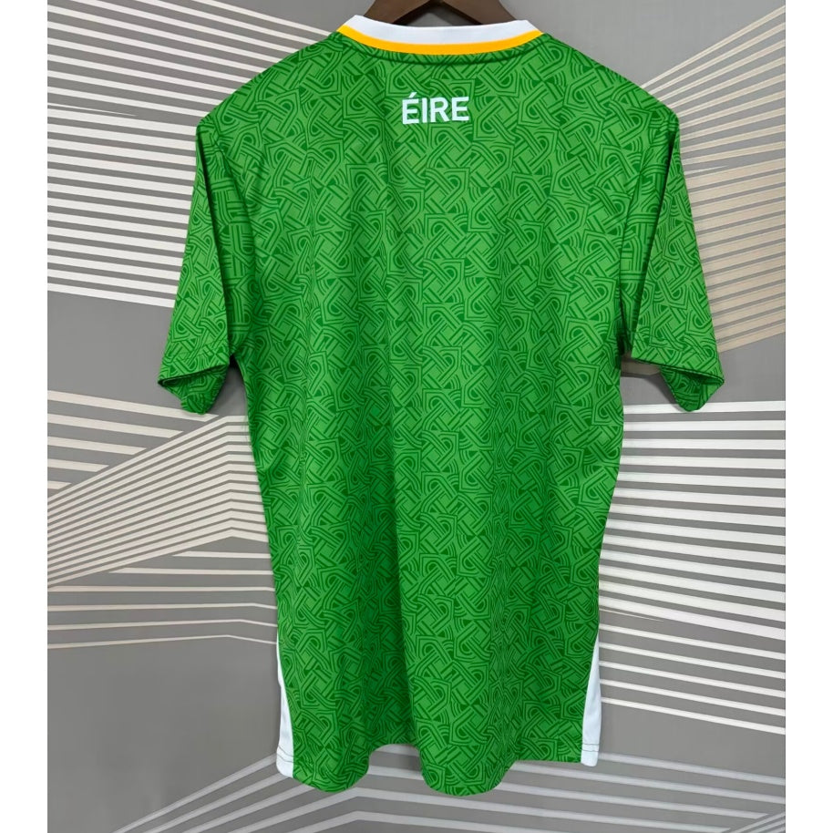 Maillot domicile Ireland 25/26 Le 12-ème Maillot, maillot de football vert avec logo et motifs irlandais, vue de face