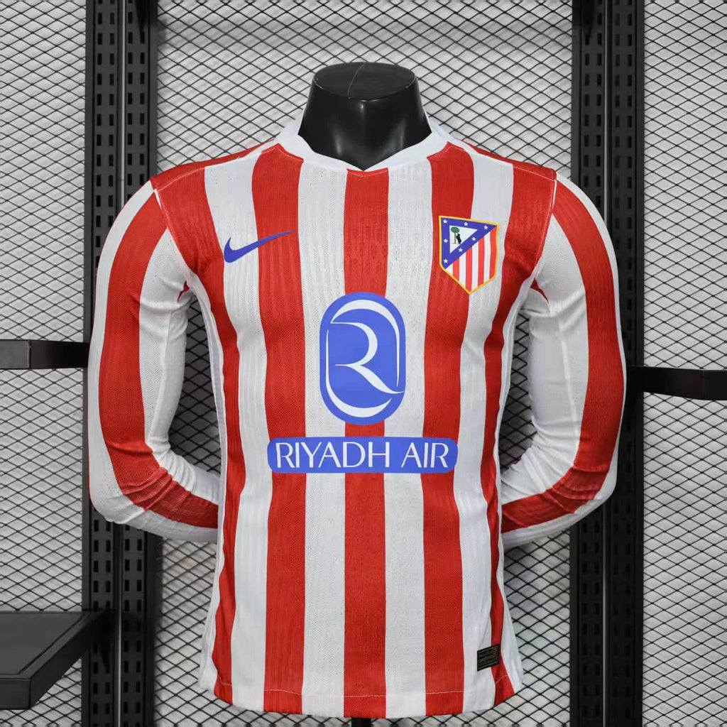 Maillot manches longues de l'Atlético Madrid 2025-26, marque Le 12 -ème Maillot, tissu bleu avec logo du club visible.