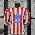 Maillot manches longues de l'Atlético Madrid 2025-26, marque Le 12 -ème Maillot, tissu bleu avec logo du club visible.