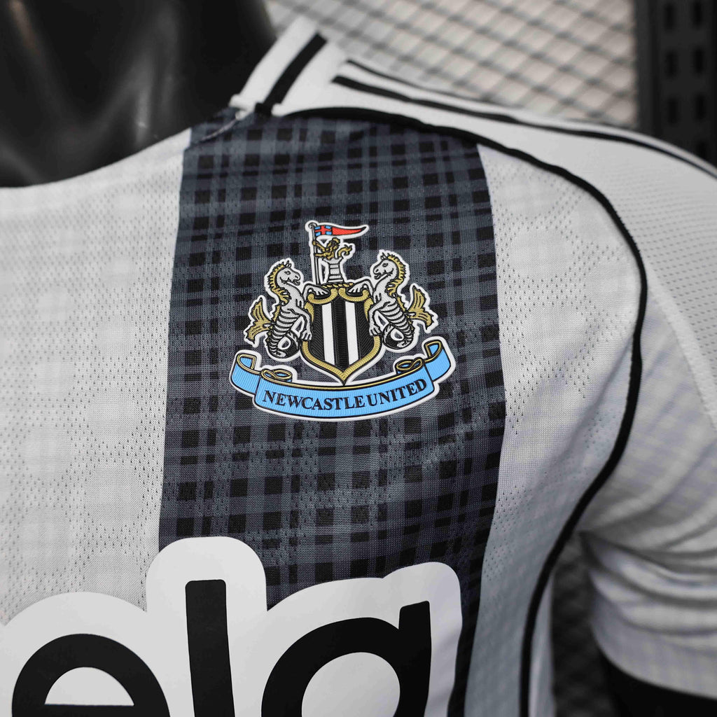 Maillot Newcastle 2025-26 Le 12 -ème Maillot, maillot de football bleu avec logo et sponsor, vu de face.