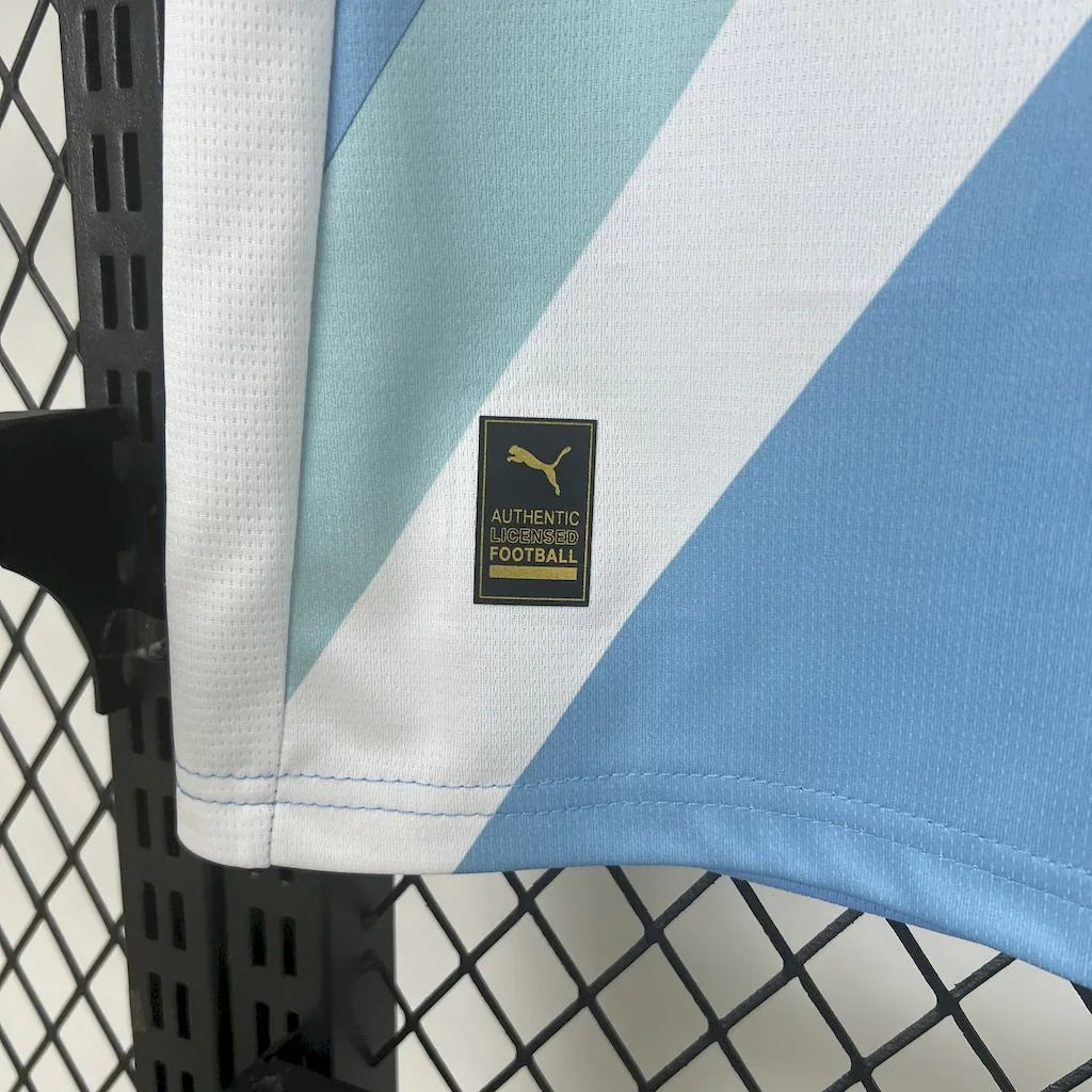 Maillot Manchester City 2025-26 Le 12 -ème Maillot, devant avec logo et détails bleus et blancs.