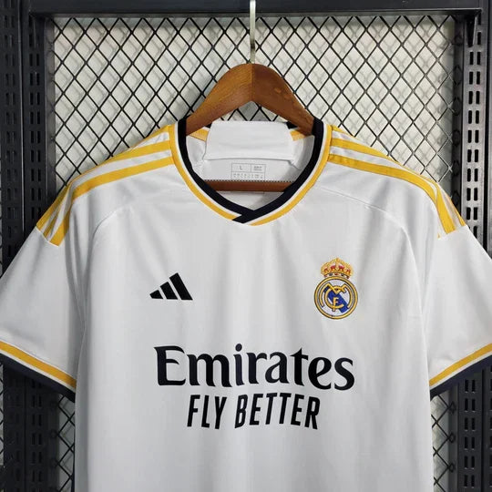 Maillot domicile du Real Madrid 2023-2024, marque Le 12 -ème Maillot, devant avec logo et design blanc et bleu.