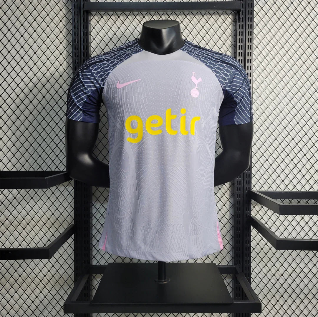 Maillot d'entraînement Tottenham 2023-24 Le 12 -ème Maillot, tissu technique, logo du club visible, couleur principale.