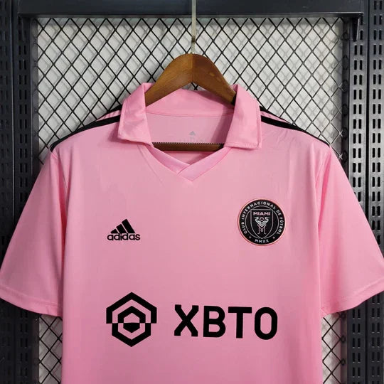 Maillot domicile de l'équipe Inter Miami saison 2023-2024, veste de football Le 12 -ème Maillot, avec logo et détails colorés.