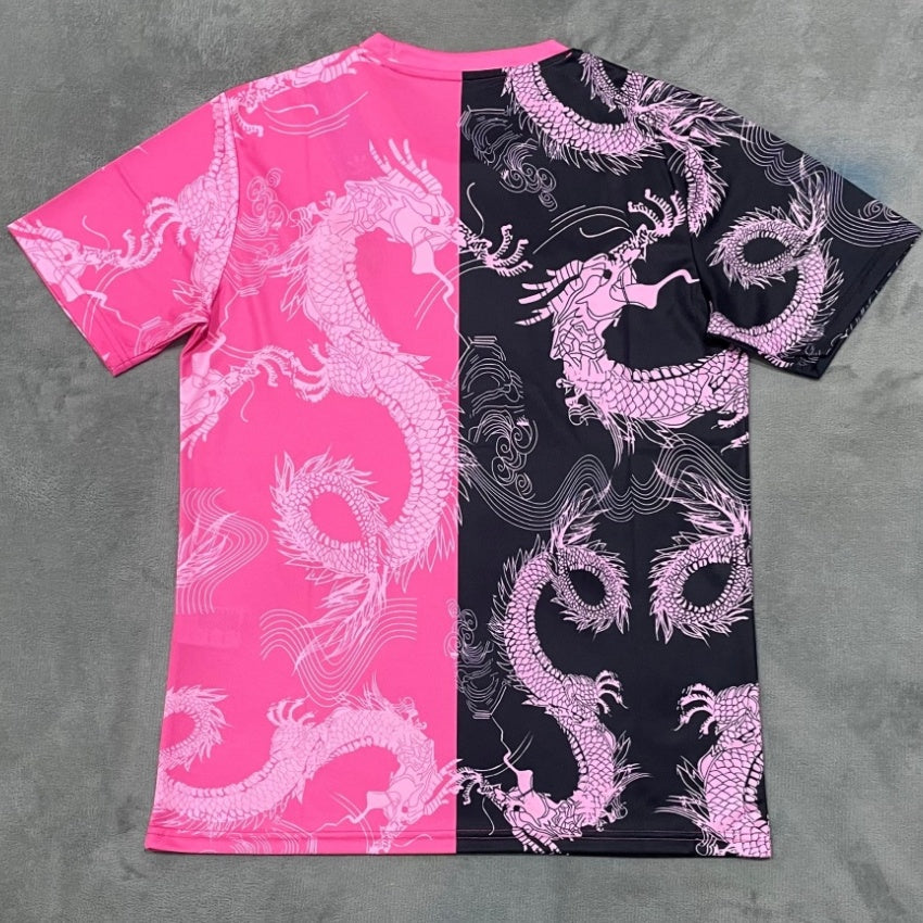 Maillot 25/26 Real Madrid Le 12-ème avec motif dragon rose, maillot de football pour enfants, détail du design.