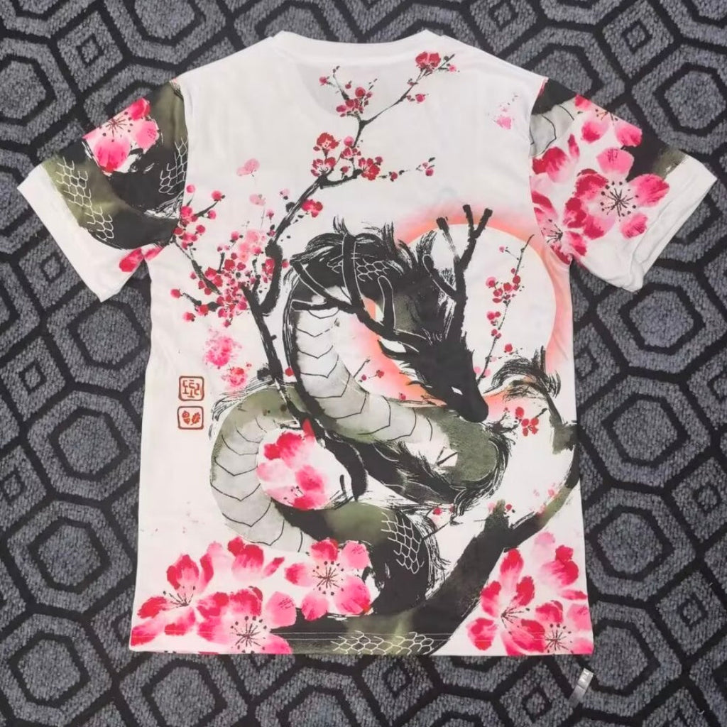Maillot 25/26 Japon anime Rose Dragon de la marque Le 12-ème Maillot, avec design coloré et motif de dragon rose.