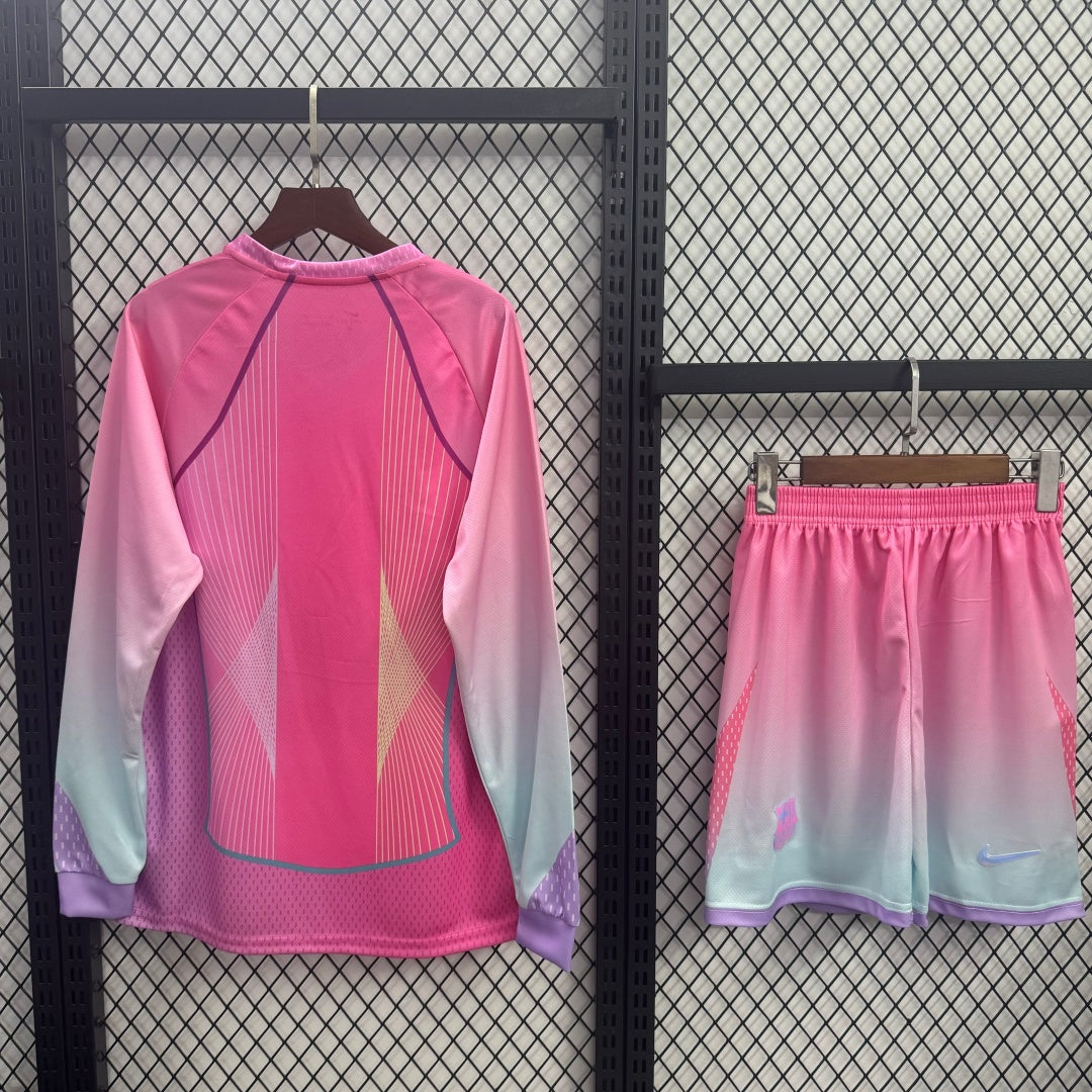 Ensemble de football Le 12 -ème Maillot Barcelone rose, manches longues, pour adulte homme, vue de face.