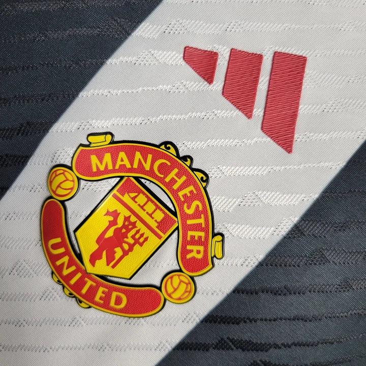 Maillot Manchester United 2023-2024 Le 12 -ème Maillot, maillot de football rouge avec logo officiel et détails du club.