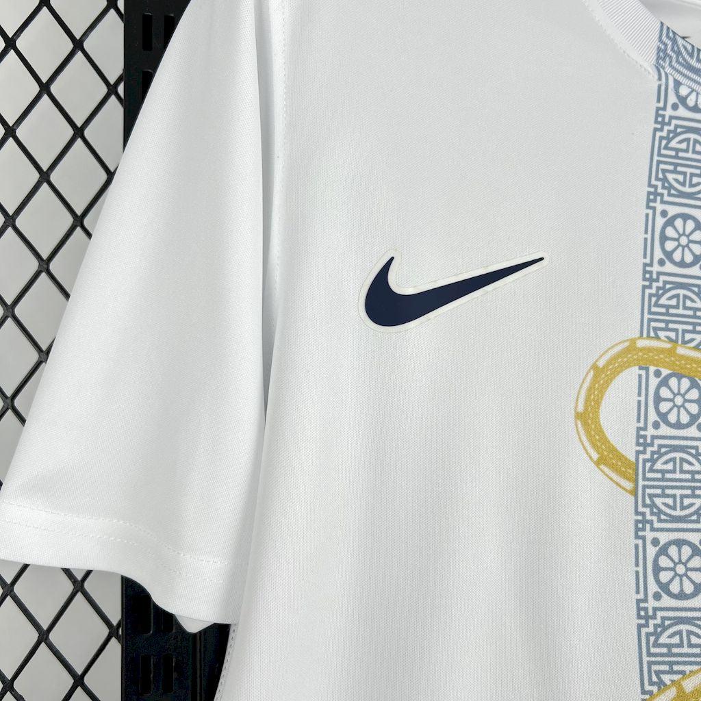 Maillot Tottenham concept 2025-26 de Le 12 -ème Maillot, maillot de football avec logo et design moderne.