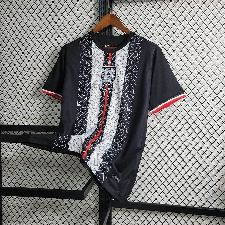 Maillot de football Angleterre 2024-2025 Le 12-ème Maillot, design concept avec logo Burbery, en tissu bleu et blanc.