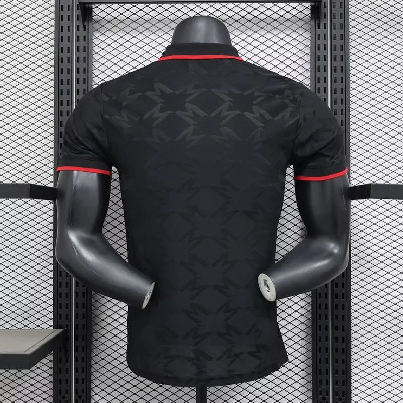Maillot Manchester United 25-26 ans, marque Le 12 -ème Maillot, vue de face avec logo et détails du tissu.