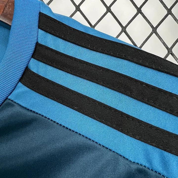 Maillot de football Real Madrid 2017-2018 rétro, marque Le 12-ème Maillot, vue du devant avec logo et détails du design.