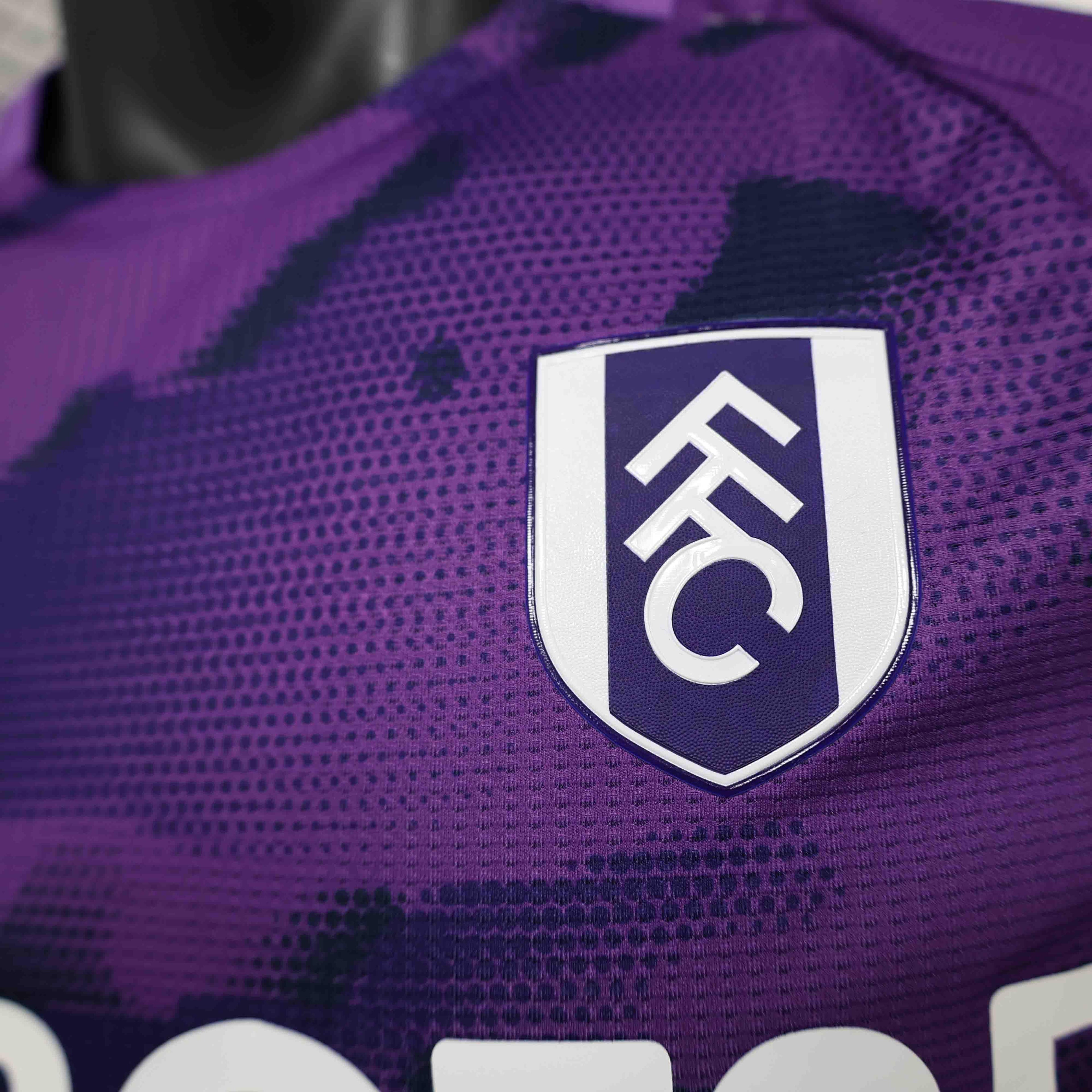 Maillot Fulham 2024-25 Le 12 -ème Maillot, jersey de football avec logo et détails du club Fulham, vue frontale.