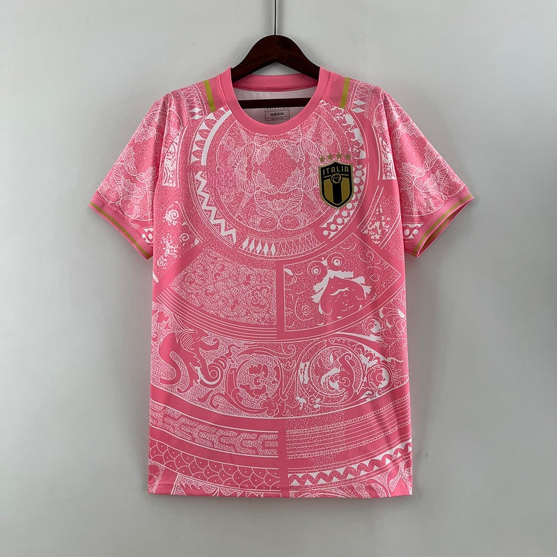 Maillot de football Italie 24/25 rose Le 12 -ème Maillot, maillot de sport rose avec détails bleus et logo de l'équipe nationale.
