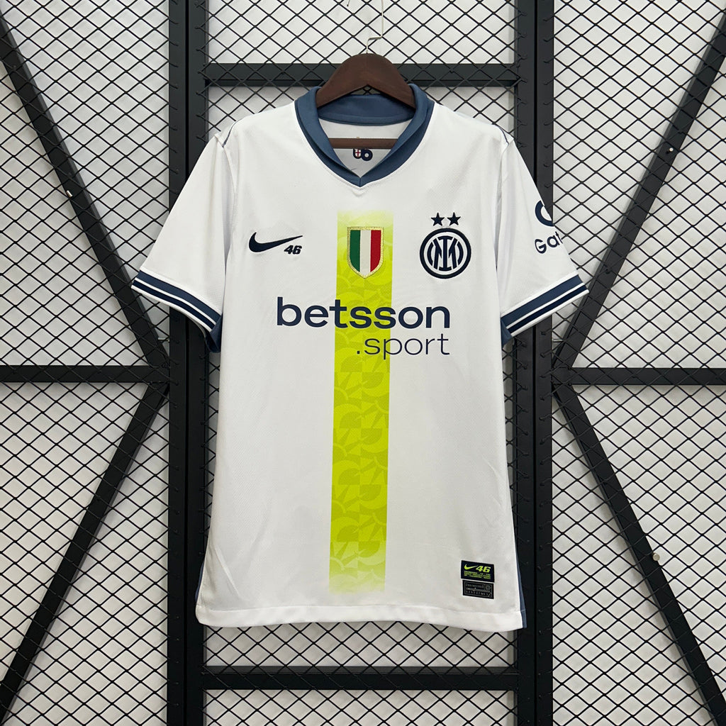 Maillot 25/26 de l'Inter Milan Le 12 -ème Maillot, devant avec logo et motifs bleus et noirs.