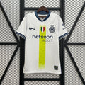 Maillot 25/26 de l'Inter Milan Le 12 -ème Maillot, devant avec logo et motifs bleus et noirs.