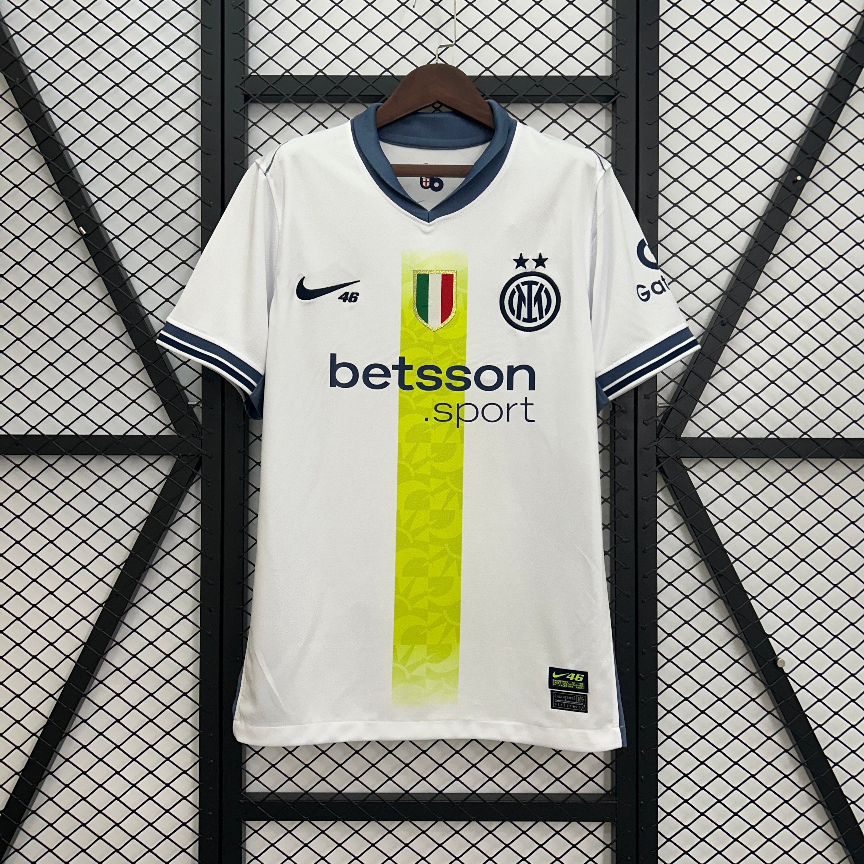 Maillot 25/26 de l'Inter Milan Le 12 -ème Maillot, devant avec logo et motifs bleus et noirs.