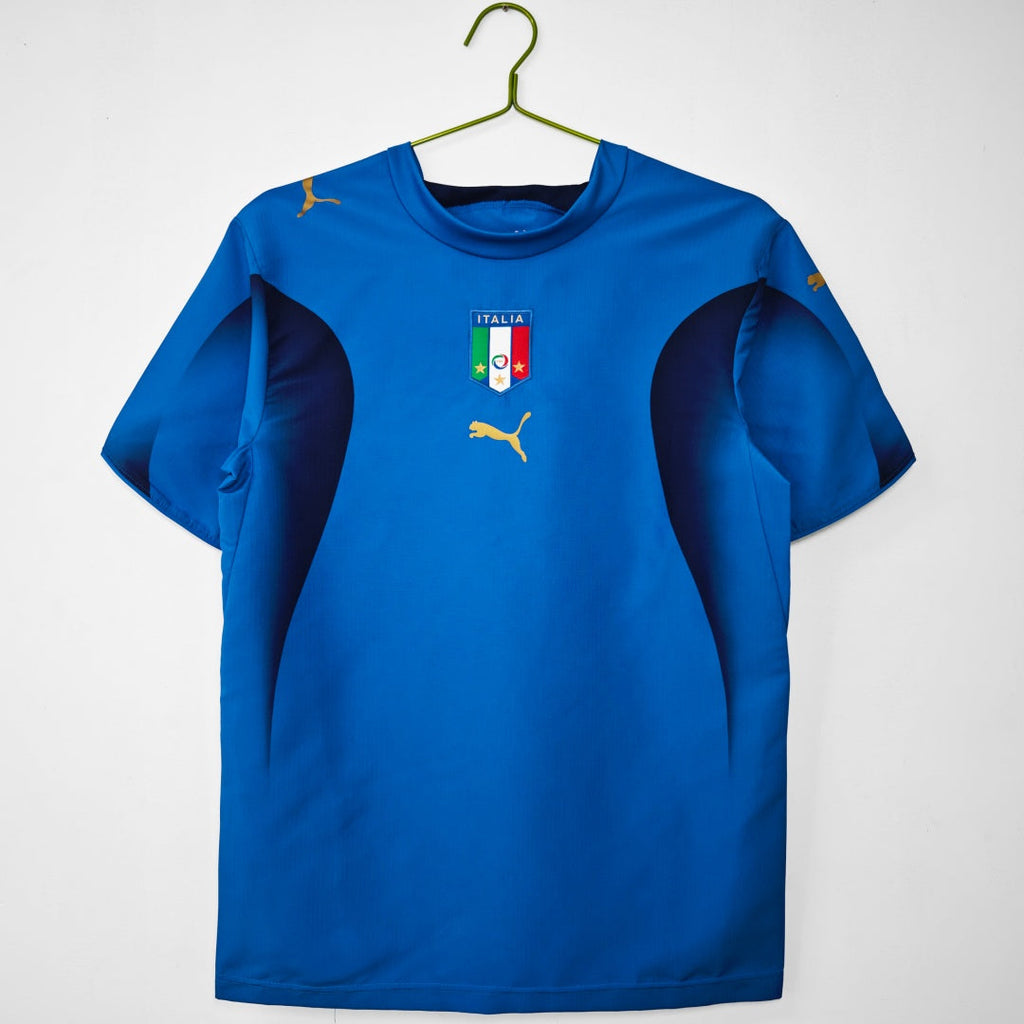 Maillot domicile de l'Italie 2006, version rétro, de la marque Le 12 -ème Maillot, vue de face, détails du design.