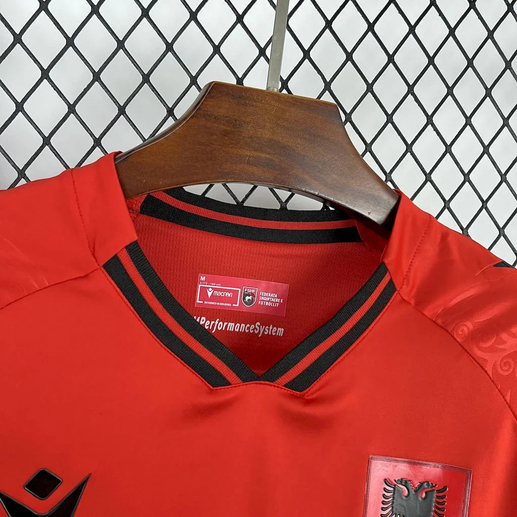 Maillot de football Albanie 2025 Le 12 -ème Maillot, maillot sportif avec drapeau albanais et design moderne visible en gros plan