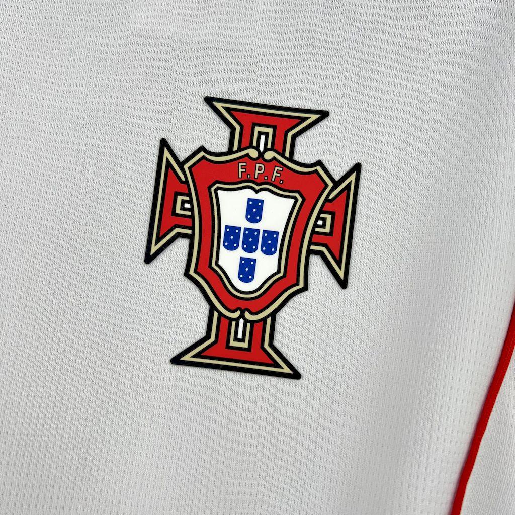 Maillot Portugal concept 2025 de la marque Le 12 -ème Maillot, design moderne avec logo et couleurs nationales.