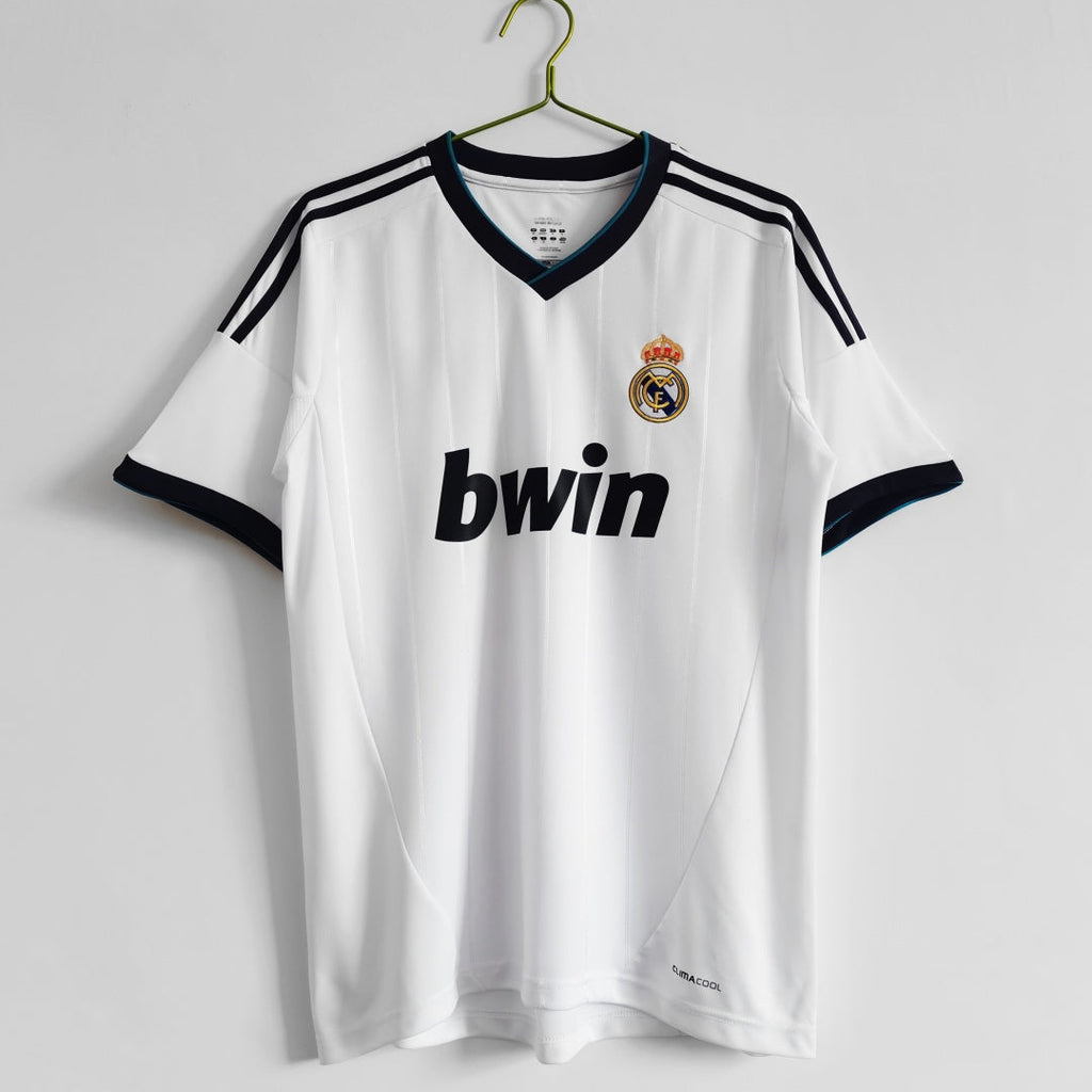 Maillot rétro domicile Real Madrid 2012-2013 Le 12-ème Maillot, maillot de football blanc avec logo du club et détails vintage.