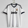Maillot rétro domicile Real Madrid 2012-2013 Le 12-ème Maillot, maillot de football blanc avec logo du club et détails vintage.