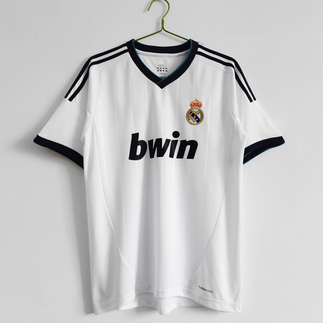 Maillot rétro domicile Real Madrid 2012-2013 Le 12-ème Maillot, maillot de football blanc avec logo du club et détails vintage.