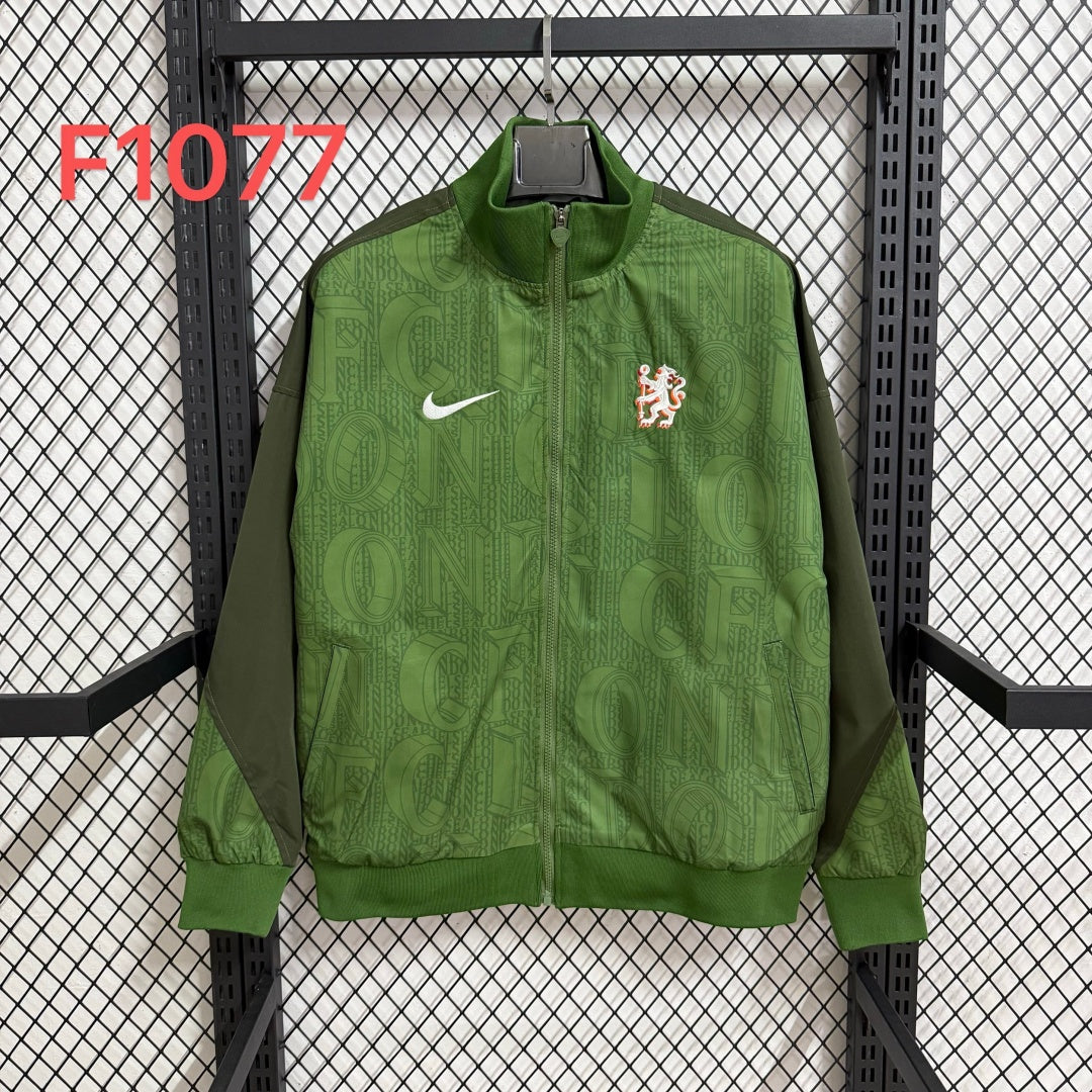 Veste coupe-vent réversible Chelsea verte de la marque Le 12 -ème Maillot, visible de face avec capuche et poches latérales.