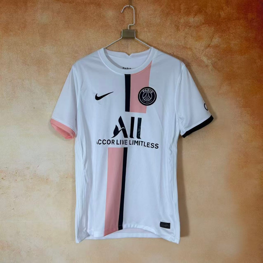 Maillot rétro blanc du PSG 2021-2022, maillot de football de la marque Le 12 -ème Maillot, vue de face.