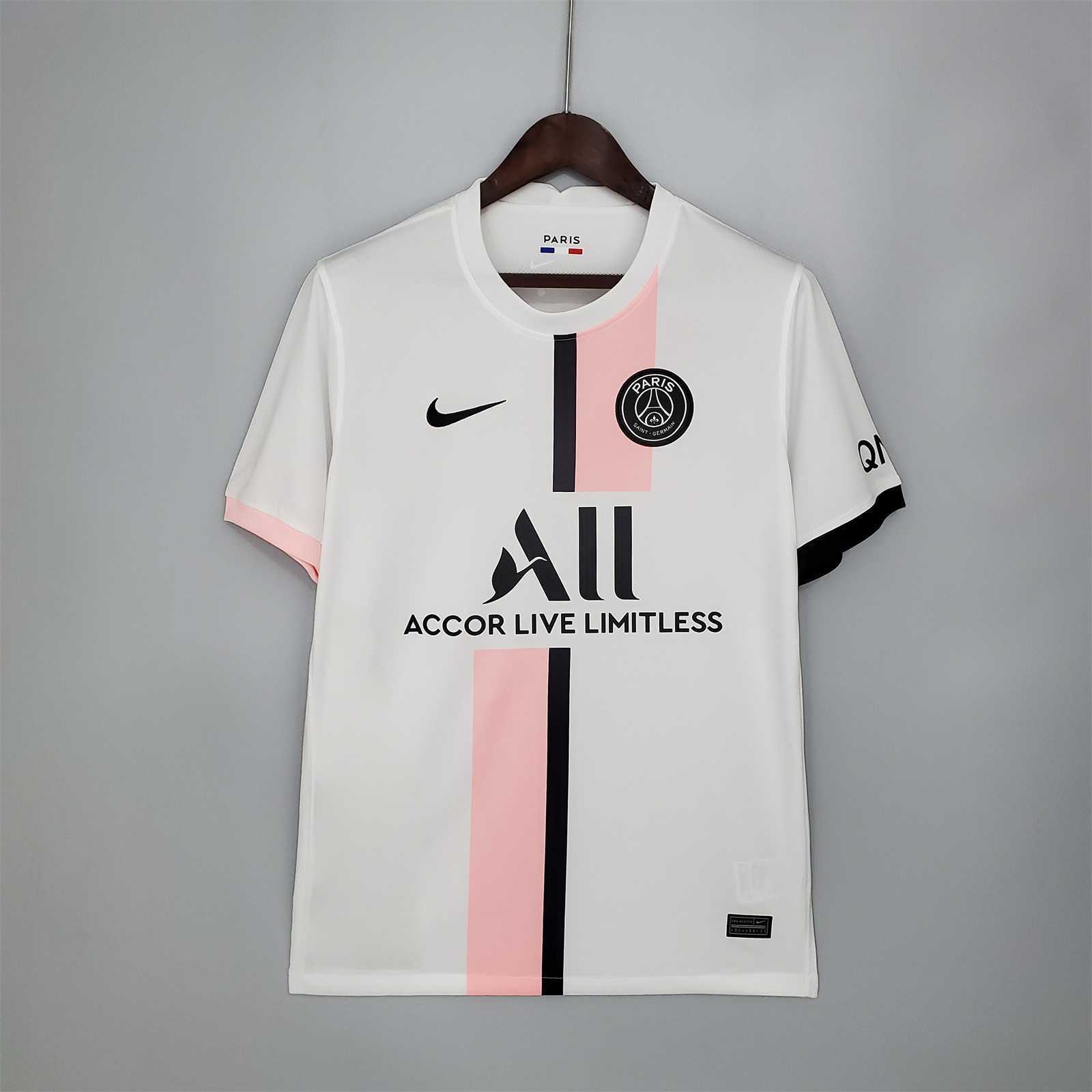 Maillot rétro blanc du Paris Saint-Germain 2021-2022, marque Le 12-ème Maillot, vue de face avec logo PSG visible.