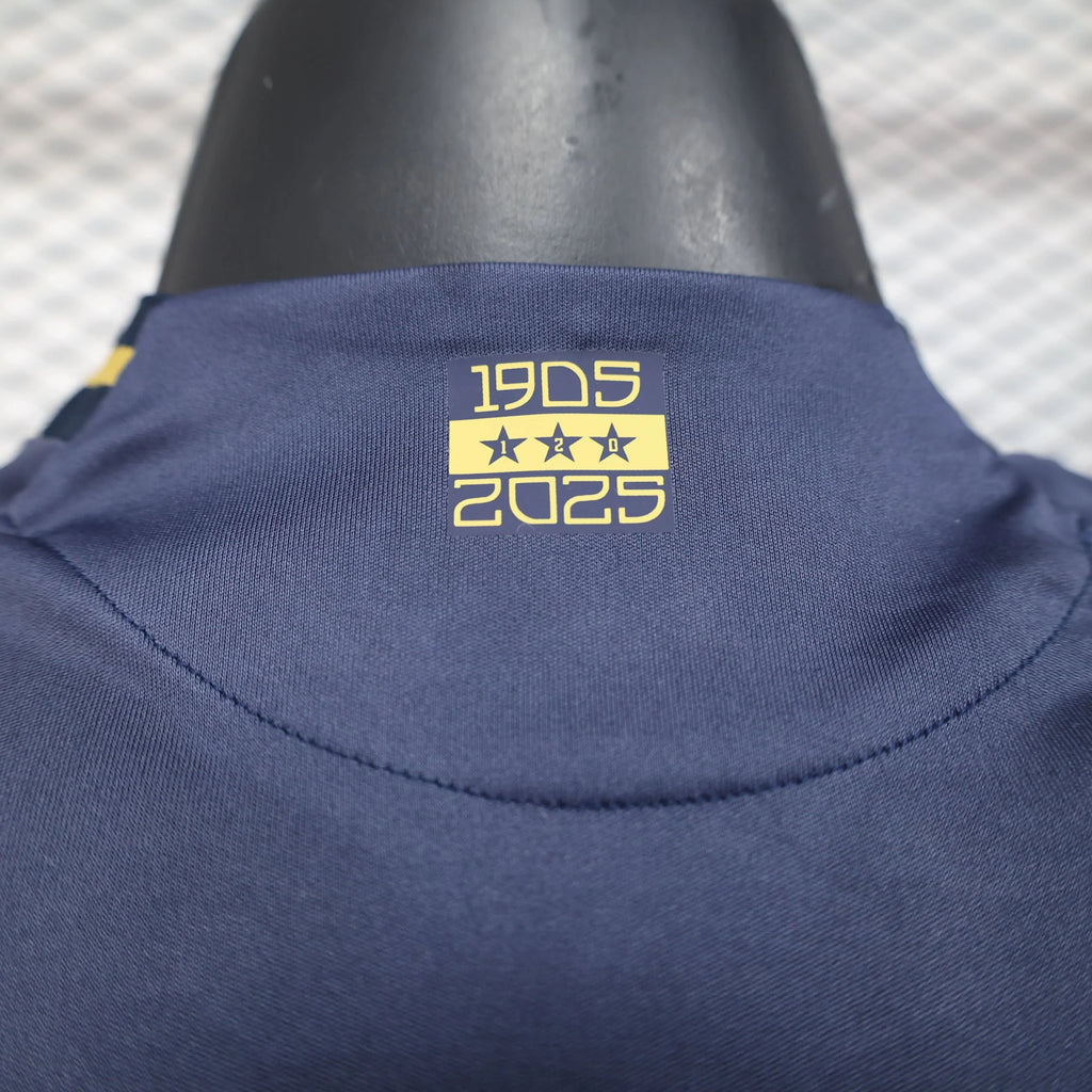 Maillot Boca Juniors 2025-2026 Le 12 -ème Maillot, maillot de football bleu et jaune avec logo de Boca Juniors.