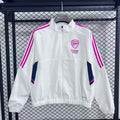 Veste coupe-vent réversible Le 12 -ème Maillot Arsenal, noire et rouge, avec logo de l'équipe, portée en extérieur.