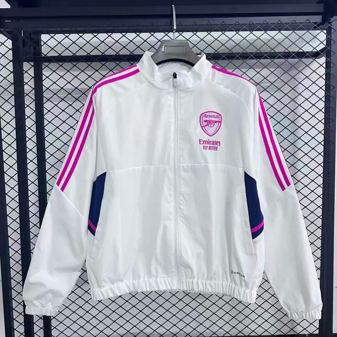 Veste coupe-vent réversible Le 12 -ème Maillot Arsenal, noire et rouge, avec logo de l'équipe, portée en extérieur.