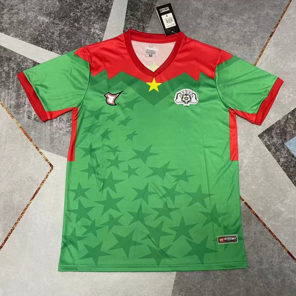 Maillot de football Burkina Faso vert pour enfants, marque Le 12 -ème Maillot, visible avec détails du design et logo.
