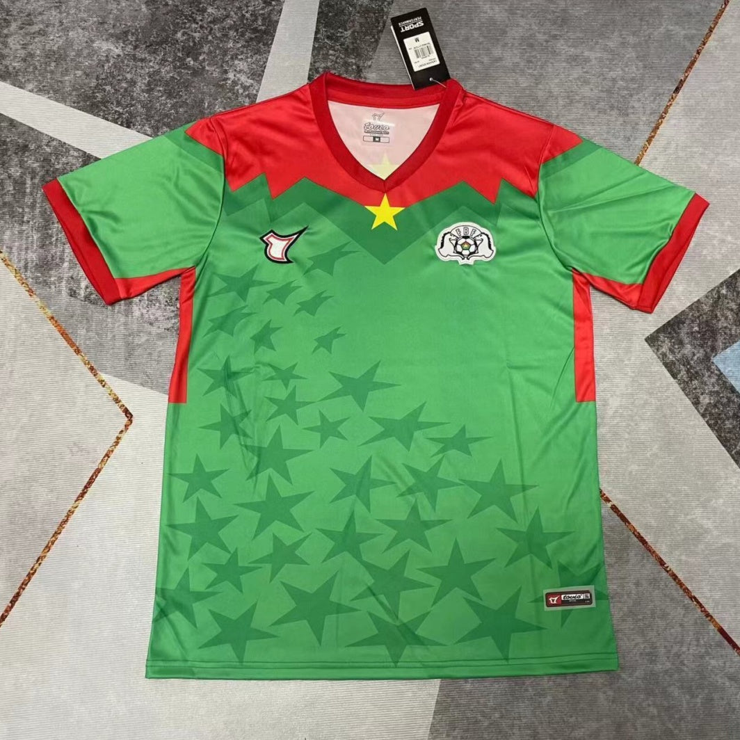 Maillot de football Burkina Faso vert pour enfants, marque Le 12 -ème Maillot, visible avec détails du design et logo.