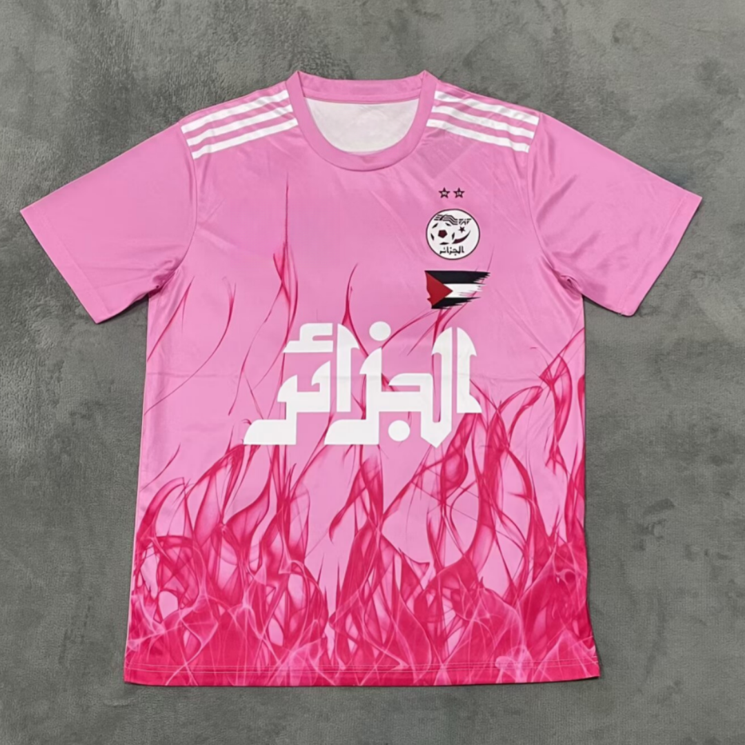 Maillot de football 25/26 Algérie Le 12 -ème Maillot rose, maillot officiel pour supporters, détail du design coloré et logo.