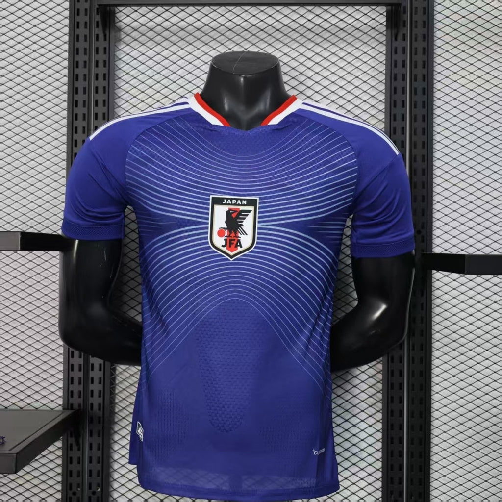 Maillot domicile des 25/26 Japon de football, signé Le 12 -ème Maillot, visible avec logo et détails du design.