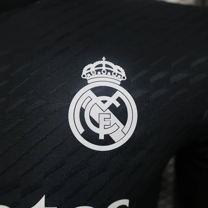 Maillot de football Real Madrid Y3 noir 2024-2025, marque Le 12 -ème Maillot, vue de face avec logo et détails du design