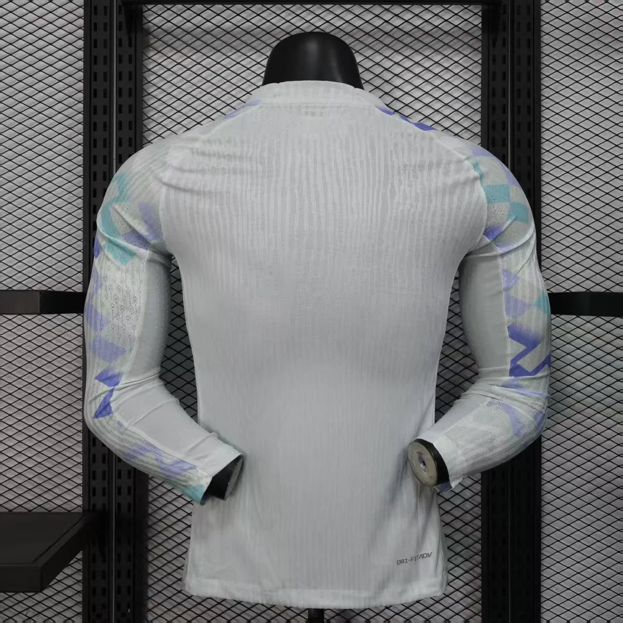 Maillot Extérieur Inter Milan manches longues 2025-26, marque Le 12 -ème Maillot, détail du design bleu et noir.