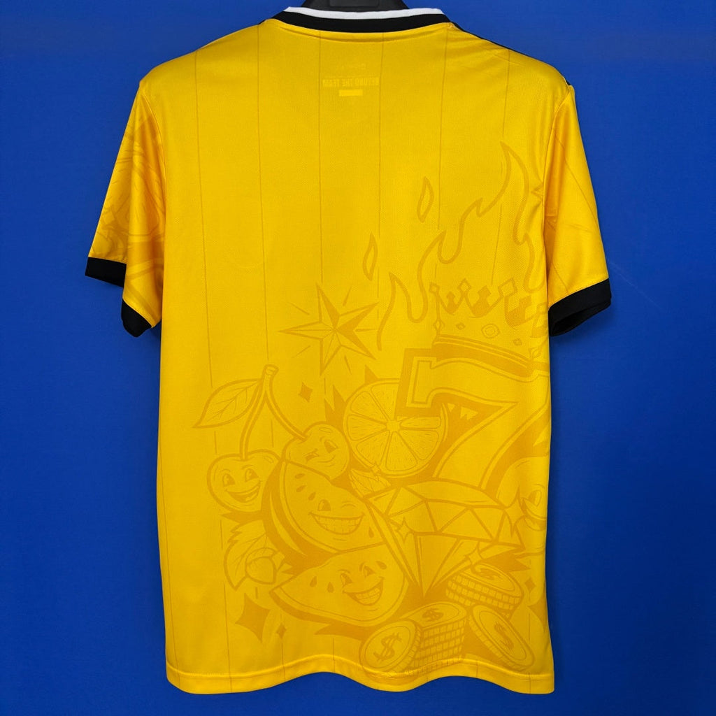 Maillot de football jaune Italie 25/26 Le 12 -ème Maillot, vue frontale avec logo et détails du design.